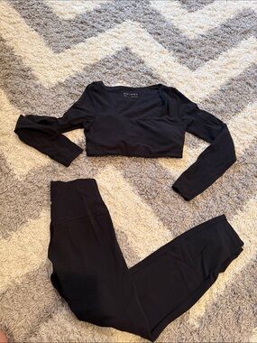 Aritzia Long Sleeve Crop Top & Leggings Set